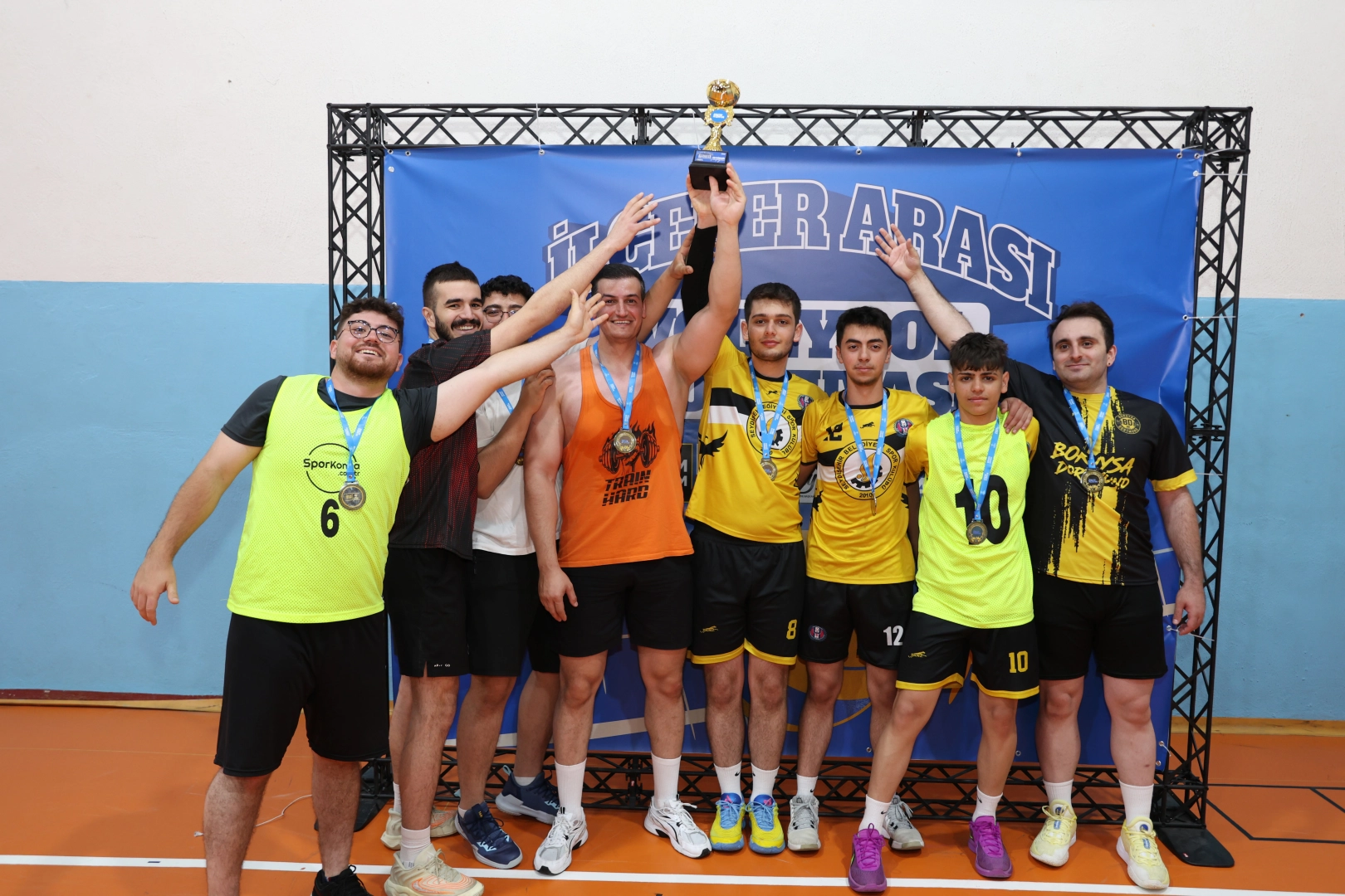 Konya'da 25 il&ccedil;ede 2 bin 460 sporcu voleybol heyecanına ortak oluyor