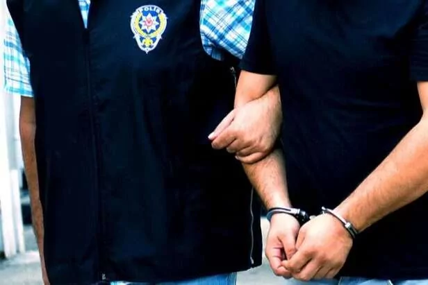İzmir merkezli vatandaşlık soruşturmasında 3 ş&uuml;pheli g&ouml;zaltında