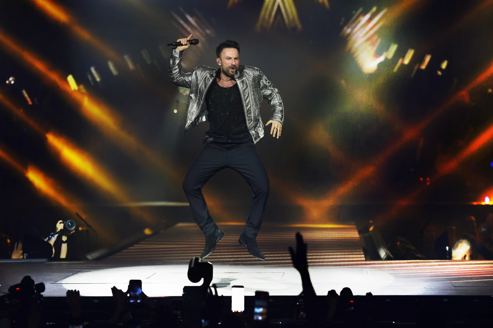 Tarkan sahneden 'Beni &ccedil;ok sev' diyerek seslendi