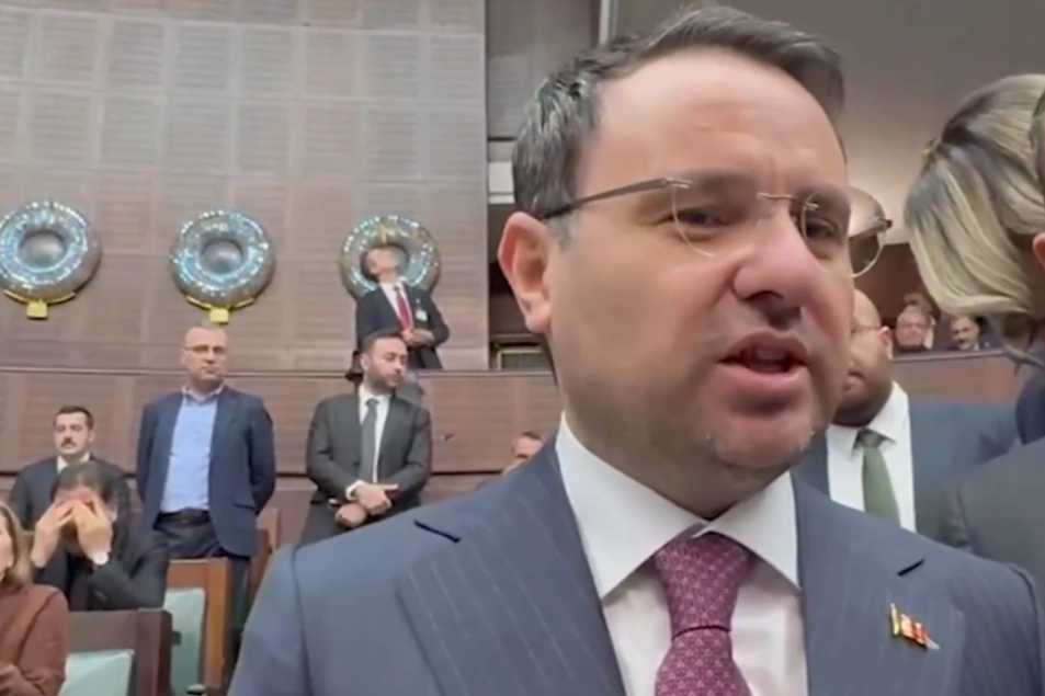 Bakan G&uuml;rlek: Ter&ouml;rs&uuml;z T&uuml;rkiye s&uuml;reci Meclis&rsquo;in takdirinde... Şahsa &ouml;zg&uuml; d&uuml;zenleme s&ouml;z konusu değil