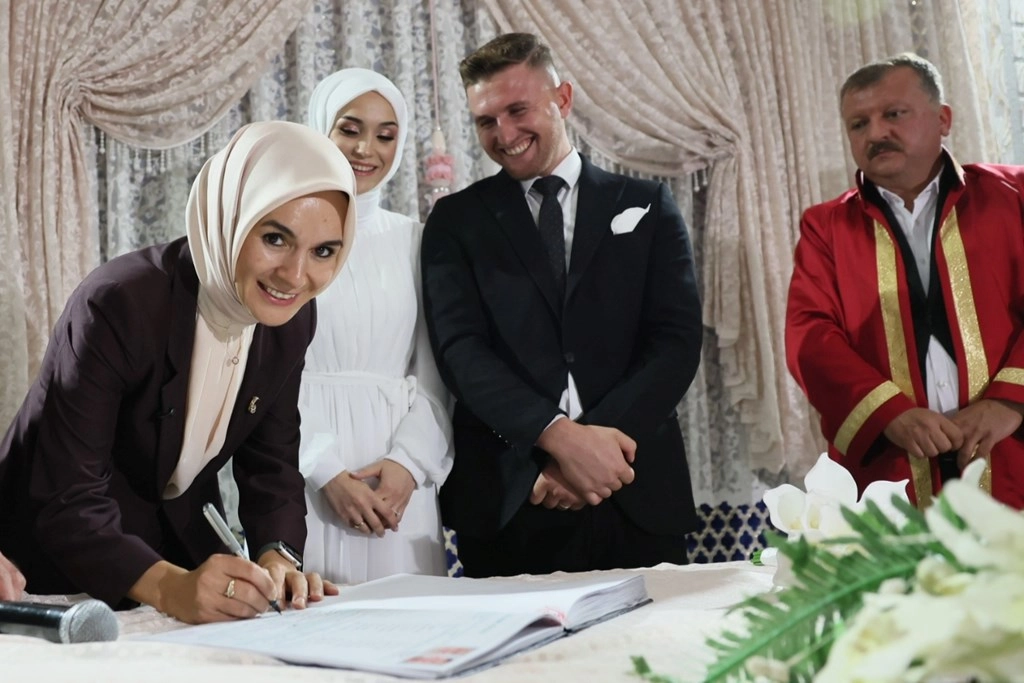 Aile ve Gen&ccedil;lik Fonu&rsquo;ndan 132 bin gence 10,7 milyar TL'lik destek