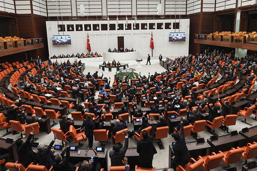 Emniyet, basın ve vergi d&uuml;zenlemelerini i&ccedil;eren kanun teklifi yasalaştı