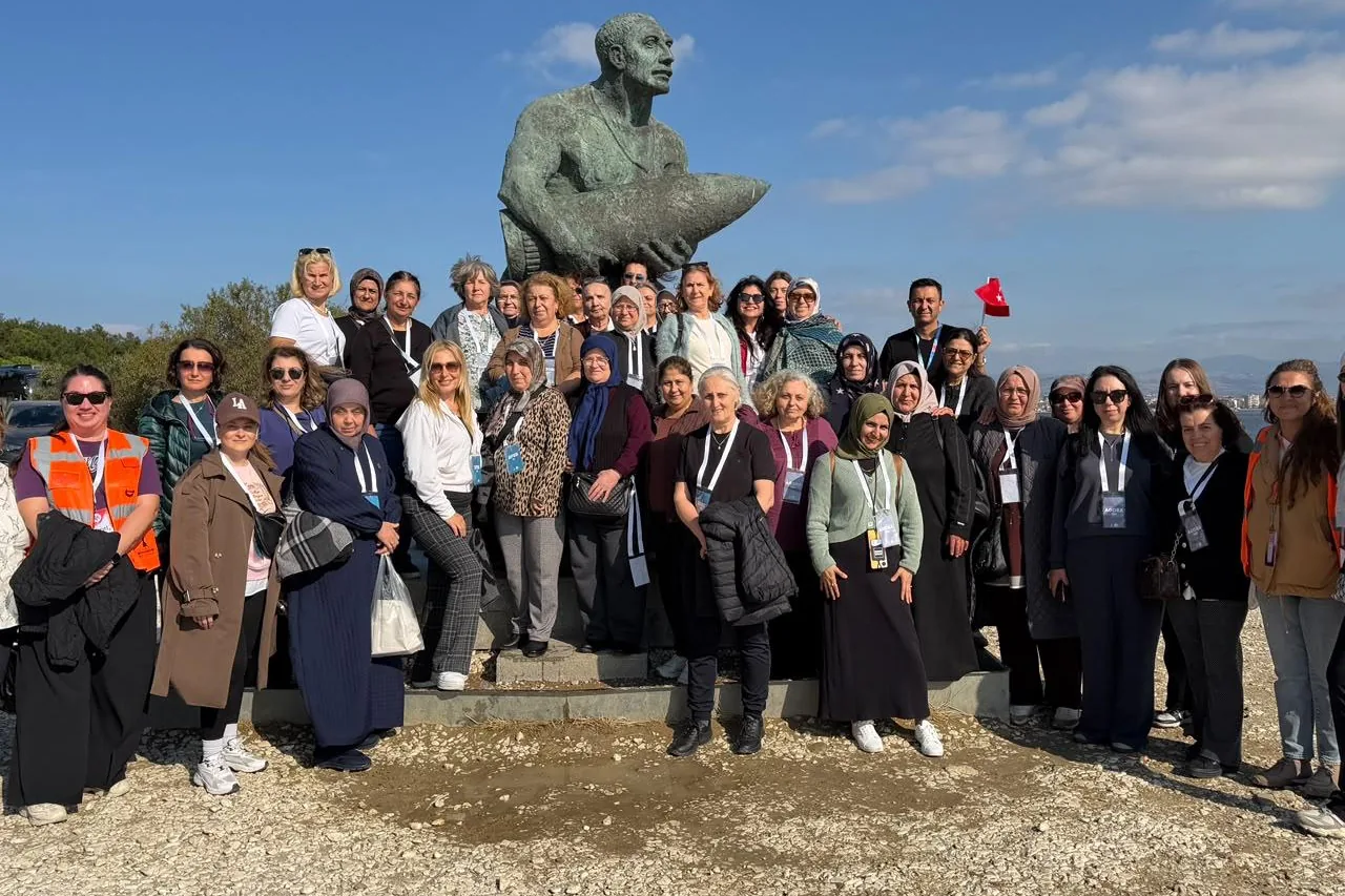 Gen&ccedil;ler Cumhuriyet&rsquo;in izinde y&uuml;r&uuml;d&uuml;, kadınlar &Ccedil;anakkale&rsquo;yi keşfetti