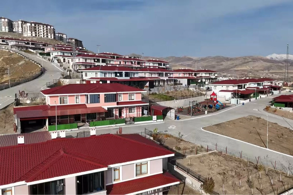 Elazığ&rsquo;da 371 Ahıska T&uuml;rk&uuml; aileye yeni konut ve kimlik kartı