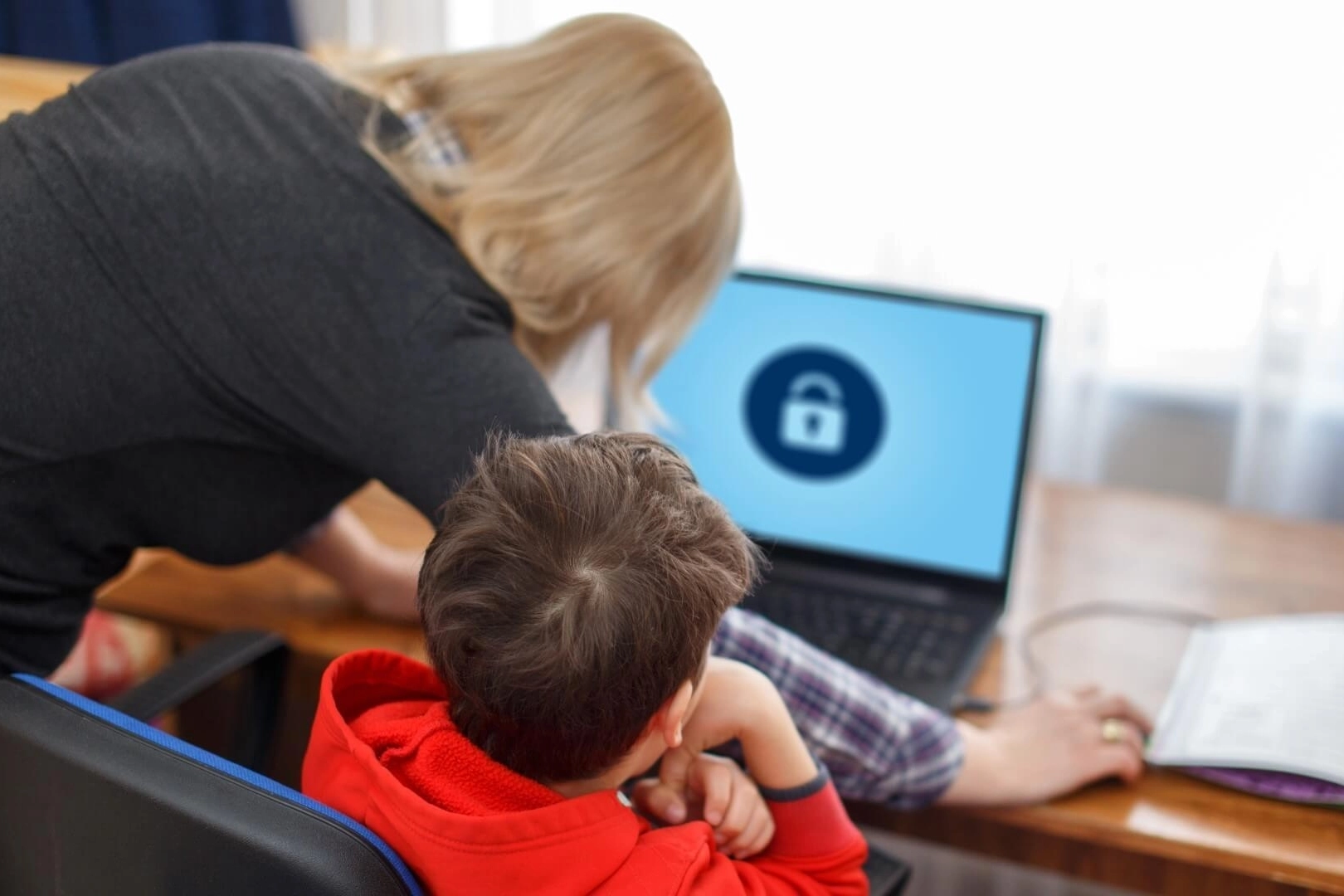 G&uuml;&ccedil;l&uuml; aile ilişkileri dijital risklere karşı koruyucu