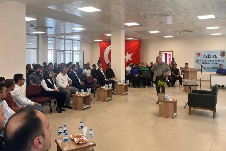 Şair-yazar Nurullah Gen&ccedil;, h&uuml;k&uuml;ml&uuml;lerle 'şiir ve edebiyat' s&ouml;yleşisinde buluştu