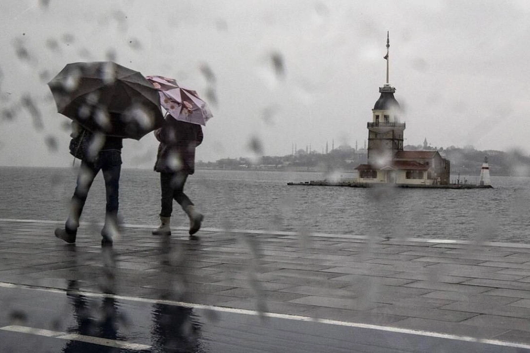 İstanbul Valiliği uyardı... Yağışlı sistem geliyor, sıcaklıklar 4 ila 6 derece d&uuml;şecek