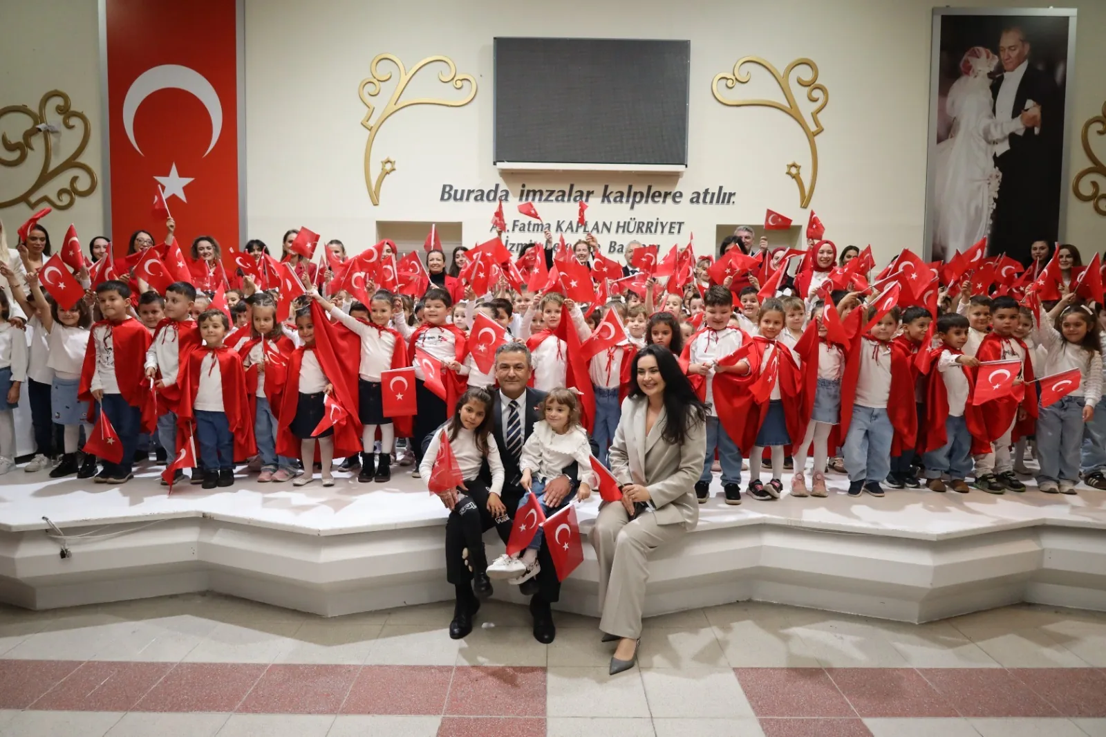 &Ccedil;ınar &Ccedil;ocuk Evleri&rsquo;nin minikleri Cumhuriyet i&ccedil;in sahne aldı
