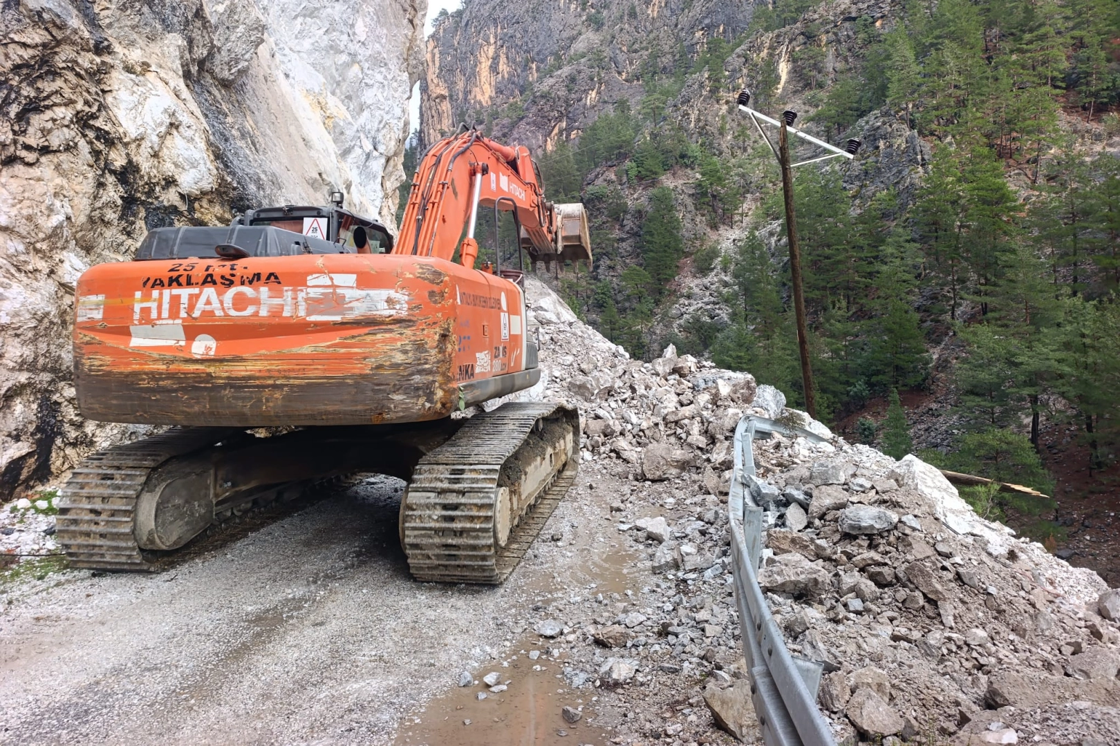 Alanya&rsquo;da heyelan sonrası yol ulaşıma a&ccedil;ıldı