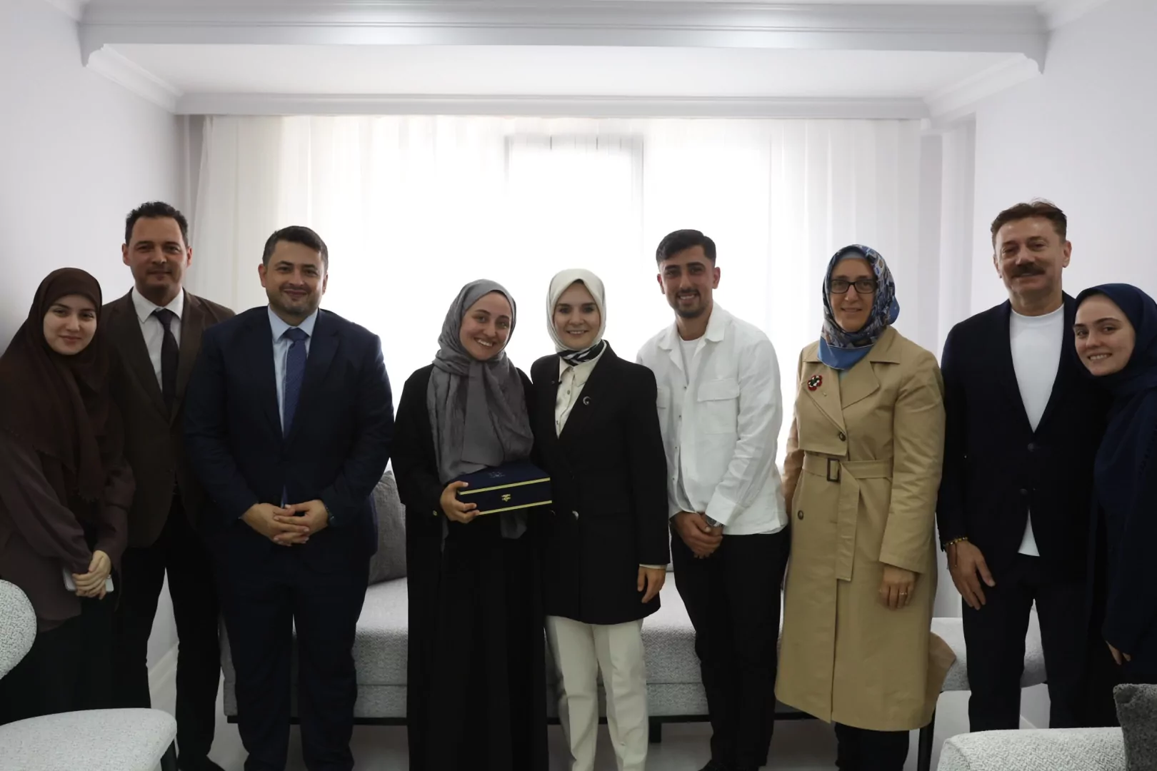Bakan G&ouml;ktaş, yeni evli &ccedil;iftin ilk misafiri oldu