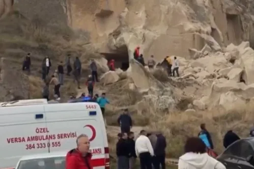 Kapadokya&rsquo;da facia! Peribacaların turistlerin &uuml;st&uuml;ne &ccedil;&ouml;kt&uuml;