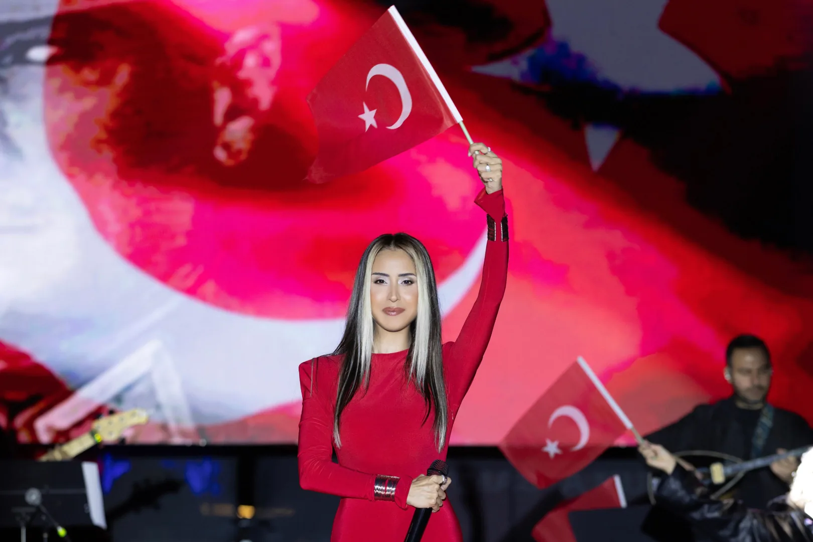 Hande &Uuml;nsal'dan Cumhuriyet'e kırmızı imza