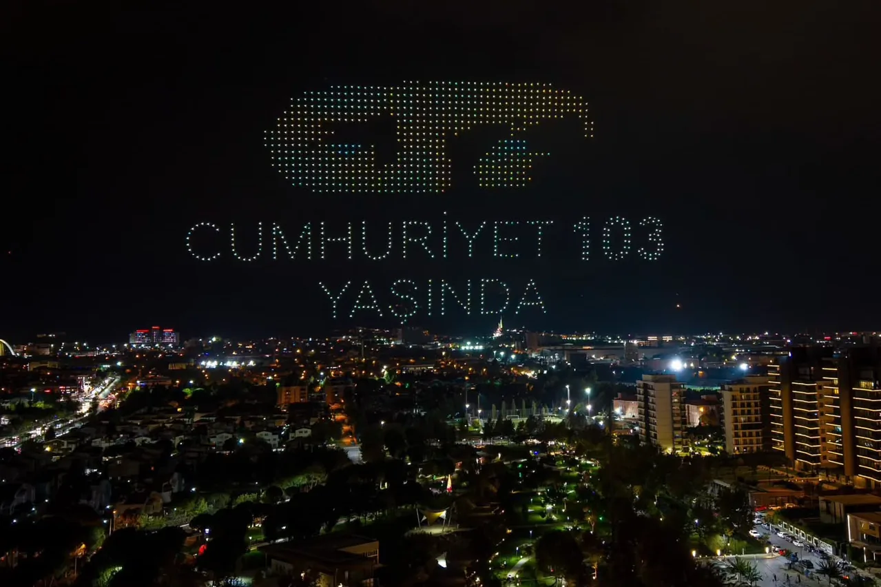 Cumhuriyet coşkusu g&ouml;ky&uuml;z&uuml;n&uuml; aydınlattı