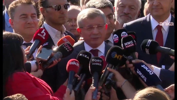 Ahmet Davutoğlu&rsquo;ndan Adliye &Ccedil;ıkışında Sert A&ccedil;ıklama: &lsquo;Hakaret Etmedim, Hesap Sordum&rsquo;