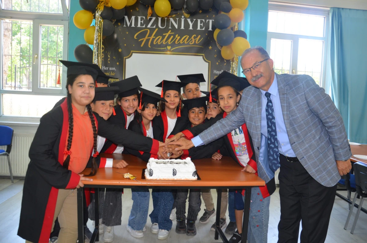 Asırlık Eğitim &Ccedil;ınarı Nesrin ve Ayşeg&uuml;l Kardeşler İlkokulu 99. mezunlarını verdi