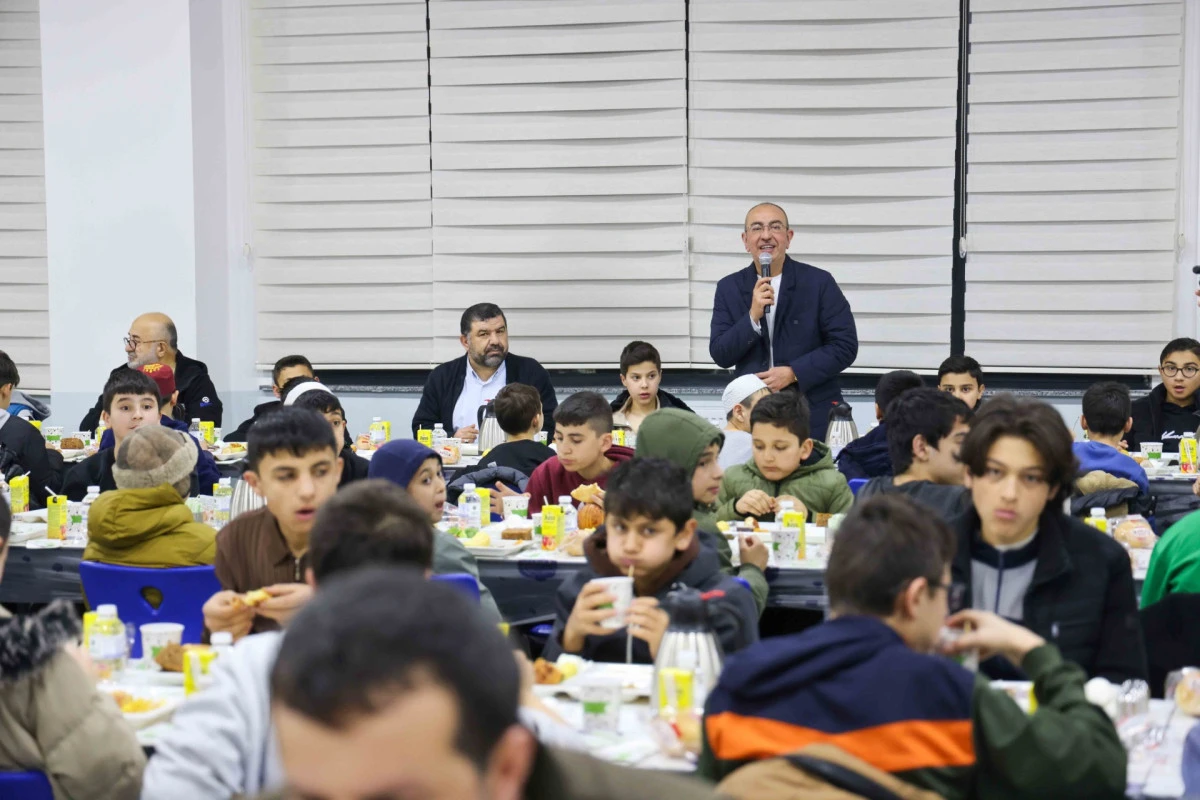 Başkan Kavuş Hafızlık Yolcularına Sahur Sofrasında Buluştu