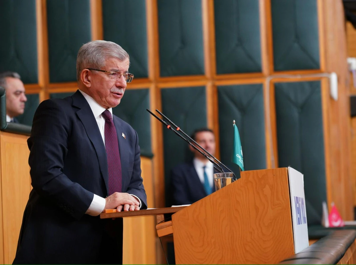 Davutoğlu'ndan Çift Yönlü Eleştiri: 