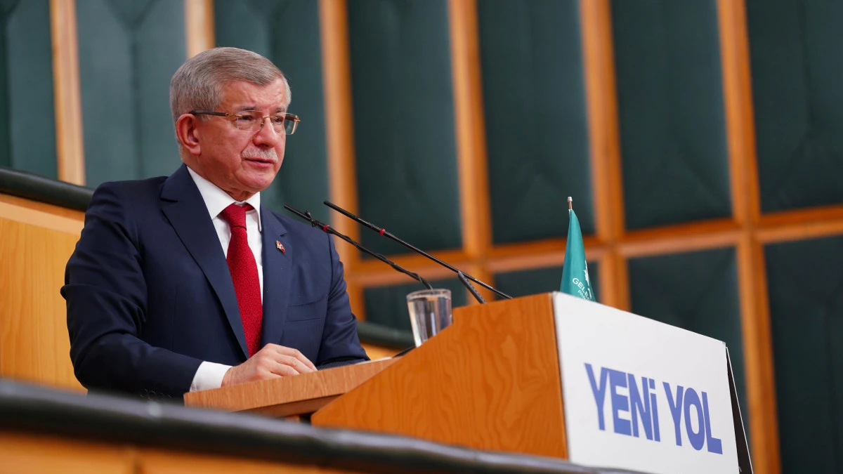 Davutoğlu&rsquo;ndan 'Savaş Kalkanı' &Ccedil;ıkışı: 'T&uuml;rkiye Ekonomik ve Jeopolitik Bir Kıskaca Alındı'