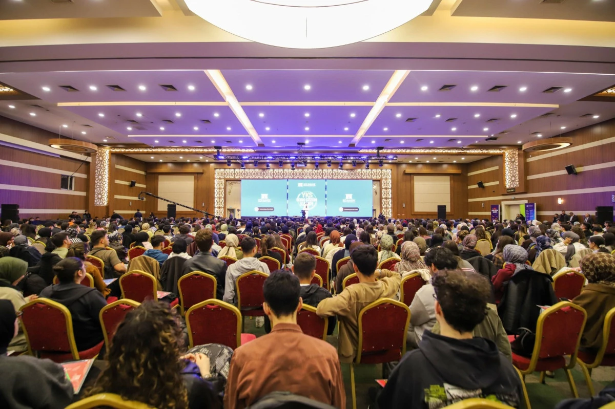 İki Bin &Uuml;niversite Adayı, YKS Soru &Ccedil;&ouml;z&uuml;m ve Strateji Geliştirme Kampında Buluştu