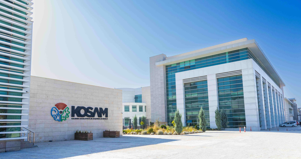 Kalkınma Odaklı Stratejik Araştırmalar Merkezi (KOSAM) Türkiye ekonomisinin yeni kalkınma hikâyesine yapısal çözümlerle katkı sağlamaya devam ediyor.