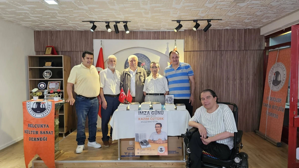 Kazım &Ouml;zt&uuml;rk Sel&ccedil;ukya K&uuml;lt&uuml;r Evi&rsquo;nde Okurlarıyla Buluştu