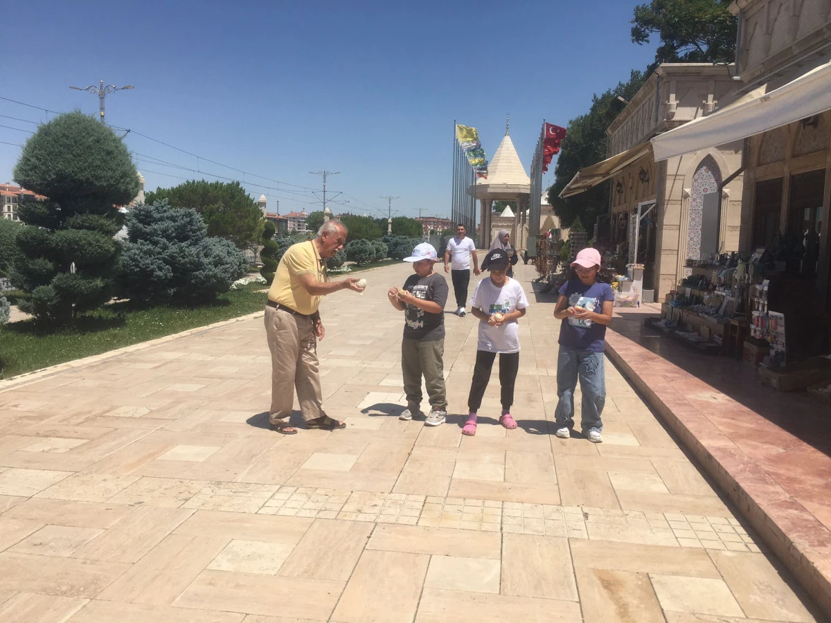 Konya'nın Kalbinde Bir Gelenek Elçisi: 78'lik Recep Dede, Topaçla Nesilleri Buluşturuyor