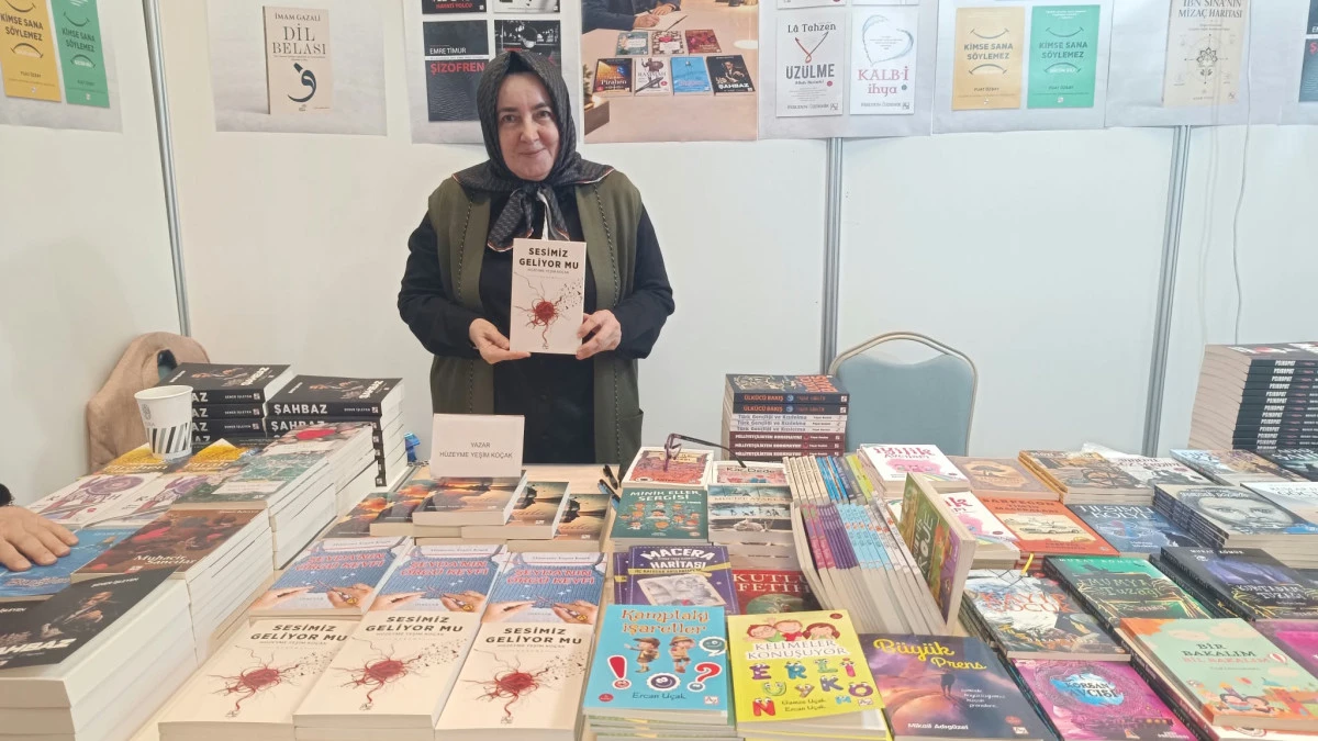 &Ouml;d&uuml;ll&uuml; Yazar  Ko&ccedil;ak, 'Sesimiz Geliyor Mu?' İsimli Yeni Eserini Okurlarına İmzaladı