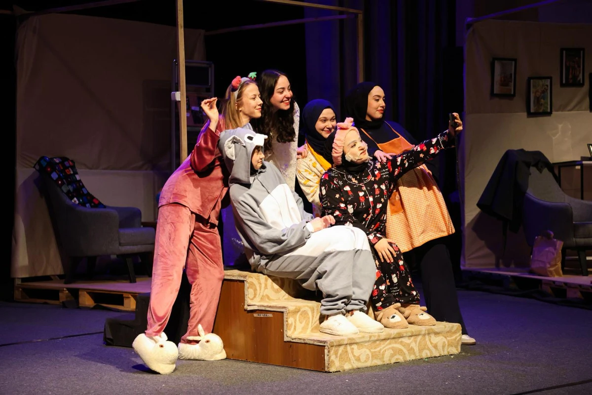 Retro Tiyatro Topluluğu &ldquo;Huzur Apartmanı&rdquo; Oyunu İle Tiyatro Sahnesine Damga Vurdu