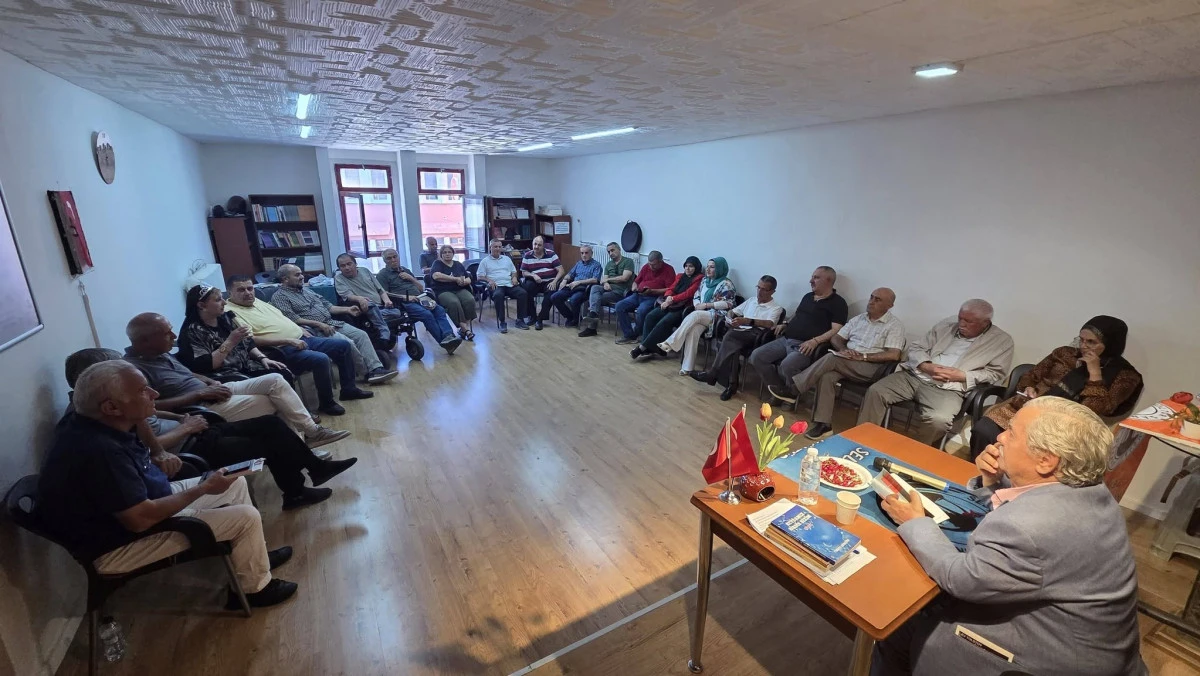 Sel&ccedil;ukya Kitap Kul&uuml;b&uuml;&rsquo;nde &lsquo;Selvi Boylum Al Yazmalım&rsquo; Değerlendirildi
