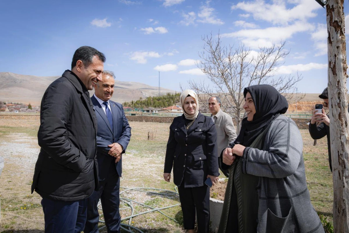 Yunak&rsquo;ta İl Başkanı &Ouml;zg&ouml;k&ccedil;en Vatandaşla Buluştu