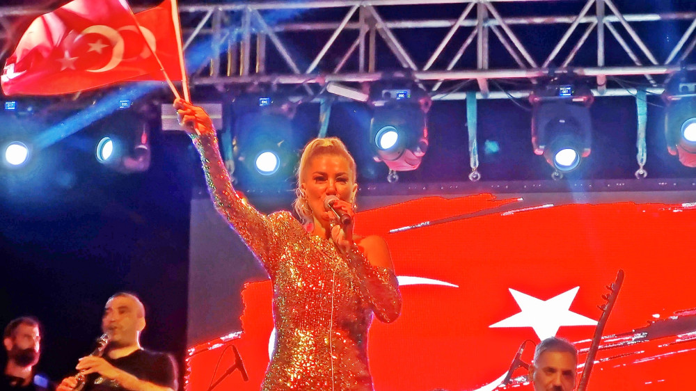 Zafer bayramında Silifkeliler Nadide Sultan'la coştu